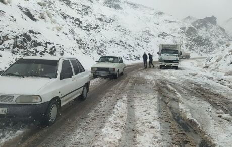 برف راه ارتباطی ۲۰۰ روستای دلفان استان لرستان را مسدود کرد
