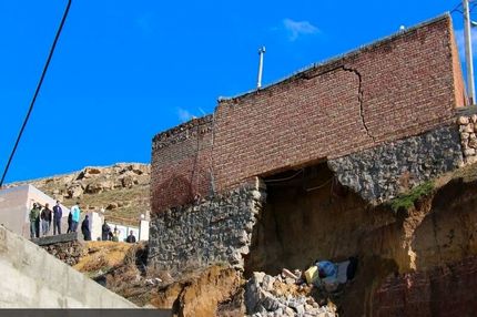 تخریب یک خانه به علت فرونشست در مهاباد