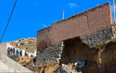 تخریب یک خانه به علت فرونشست در مهاباد