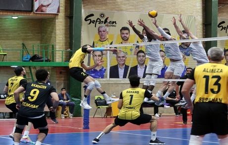 ادامه تصمیمات عجیب در سازمان لیگ والیبال: آخرین بازی مسابقات متمرکز ساعت ۲۰ برگزار می‌شود