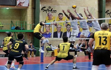 مدعیان لیگ برتر والیبال باز هم بردند