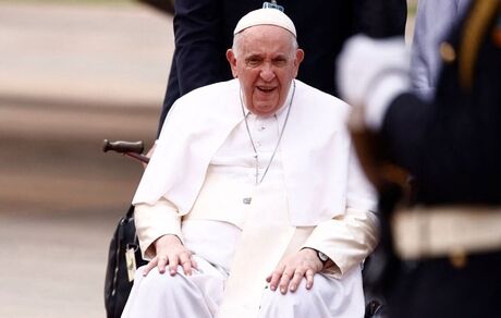 پاپ در بیمارستان بستری شد