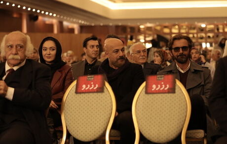 
خداحافظی امیر آقایی، نیکی کریمی و امین حیایی با «آقازاده»
