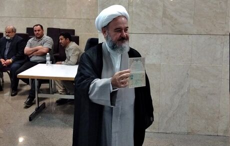 نام نویسی مدرس حوزه علمیه قم برای انتخابات ریاست جمهوری