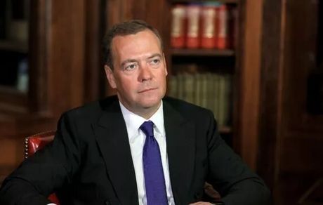 مدودف: روسیه تولید قدرتمندترین تسلیحات را افزایش می‌دهد