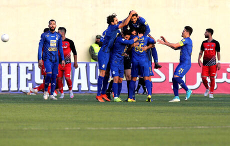 سبقت استقلال از پرسپولیس در قائم‌شهر