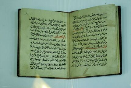 رونمایی از نسخه خطی کتاب ۷۴۲ ساله

