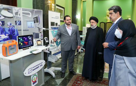 بازدید رئیسی و مادورو از نمایشگاه توانمندی‌ها و دستاوردهای دانش‌بنیان شرکت‌های ایرانی