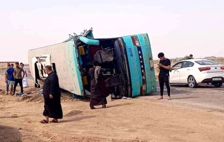 واژگونی اتوبوس زائران پاکستانی در تفت استان یزد با ۵۳ مسافر