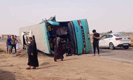 واژگونی اتوبوس زائران پاکستانی در تفت استان یزد با ۵۳ مسافر
