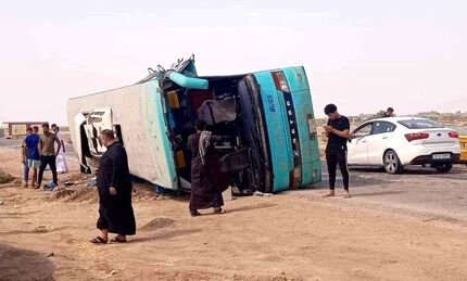 واژگونی اتوبوس زائران پاکستانی در تفت استان یزد با ۵۳ مسافر