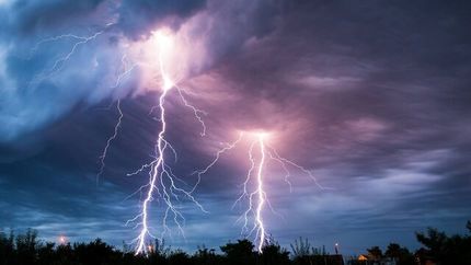 جان باختن و مصدوم شدن شش نفر بر اثر صاعقه در روانسر