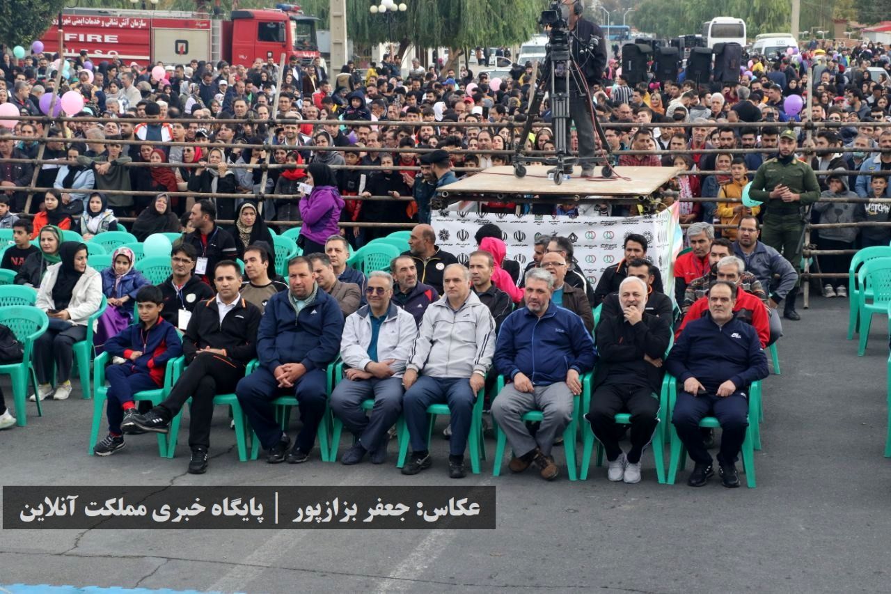 در یک هوای پاییزی، همایش پیاده‌روی خانوادگی در ارومیه برگزار شد