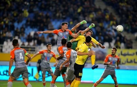 سایپا ترمز سپاهان را کشید/ باخت ذوب آهن مقابل پیکان
