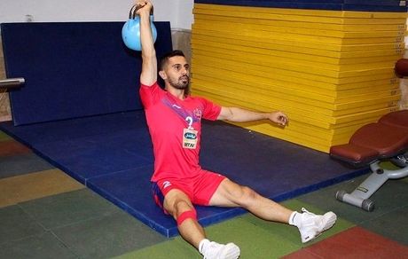 کاپیتان تیم فوتبال پرسپولیس برای چهارمین هفته کنار گذاشته شد