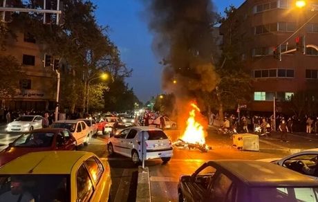 ناآرامی‌های امروز کرج: یک بسیجی شهید شد / چند مامور فراجا مصدوم و یک روحانی در بیمارستان بستری شد