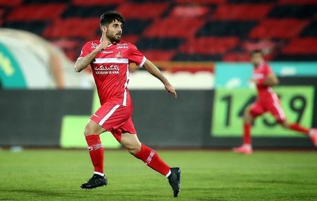 محمد عمری در پرسپولیس ماند