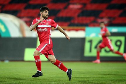 محمد عمری در پرسپولیس ماند