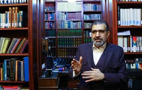 صادق خرزای: احمدی نژاد مثلِ رابین هود رأی مردم را دزدید