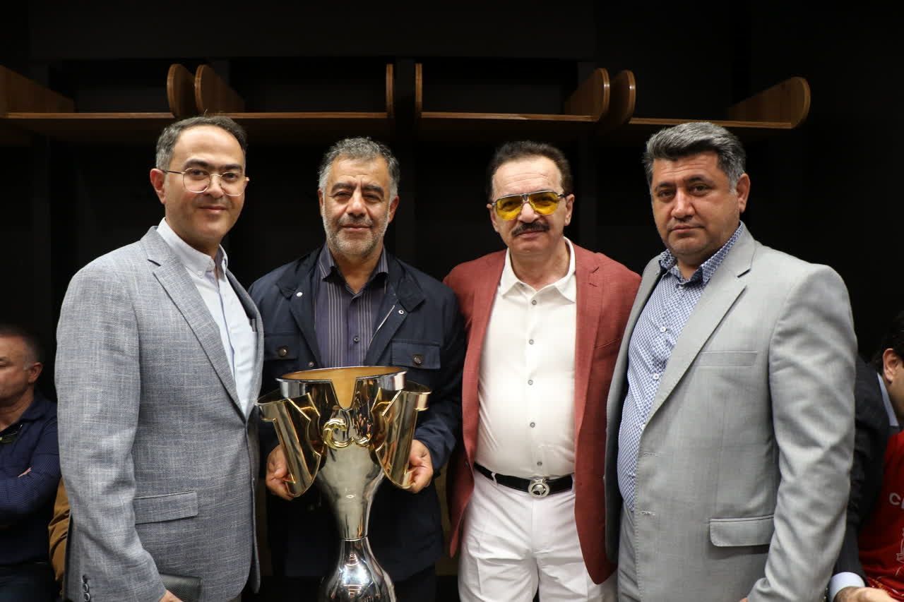 جشن قهرمانی باشکوه ولی نیمه تمام تیم فوتبال تراکتور