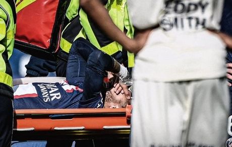 نیمار مصدوم شد و با گریه زمین را ترک کرد