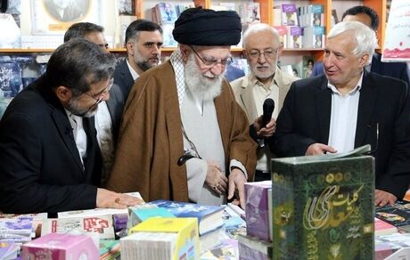 رهبر انقلاب از نمایشگاه کتاب بازدید کردند