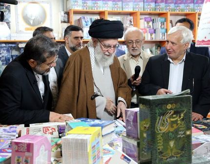 رهبر انقلاب از نمایشگاه کتاب بازدید کردند