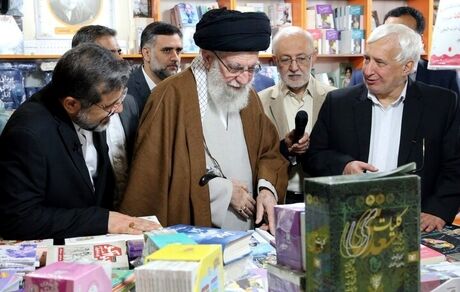 رهبر انقلاب از نمایشگاه کتاب بازدید کردند