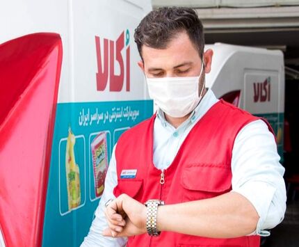 اُکالا، استخدام می‌کند