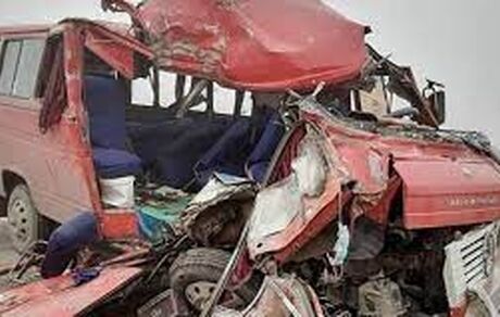 ۱۱ مصدوم در تصادف مینی‌بوس و تریلر در یزد