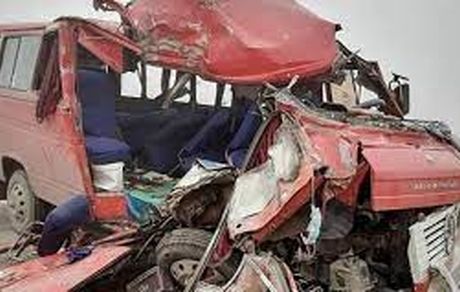۱۱ مصدوم در تصادف مینی‌بوس و تریلر در یزد