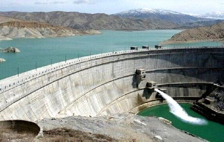 ذخیره آب سدهای کشور ۱۰ درصد کاهش یافته است