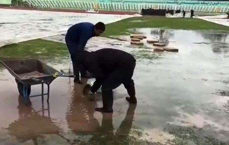 واکنش مسئول ورزش استان لرستان به خالی کردن آب چمن ورزشگاه با فرغون 