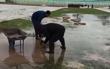 واکنش مسئول ورزش استان لرستان به خالی کردن آب چمن ورزشگاه با فرغون 