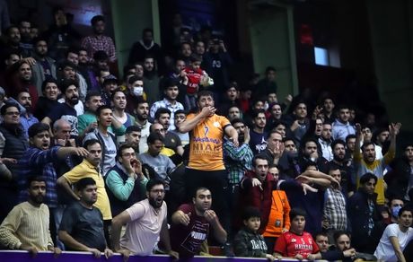 تصمیم سازمان لیگ والیبال دوباره عوض شد، لیگ دوباره با تماشاگر شد ولی محدود