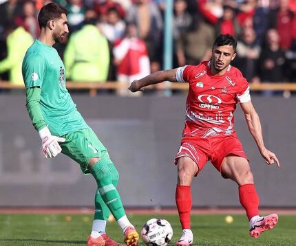پرسپولیس ۱۰ نفره تراکتور صدرنشین را برد / هواداران پرسپولیسی سنگ و اشیا پرتاب کردند