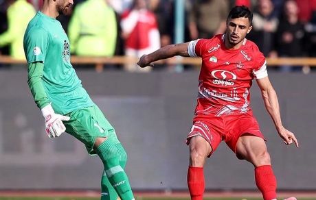 پرسپولیس ۱۰ نفره تراکتور صدرنشین را برد / هواداران پرسپولیسی سنگ و اشیا پرتاب کردند
