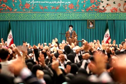 رهبر معظم انقلاب: زن، کارگزار خانه نیست، مدیر است

