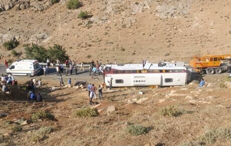 مشخص شدن دلایل واژگونی اتوبوس حامل خبرنگاران در بررسی‌های کمیسیون عمران