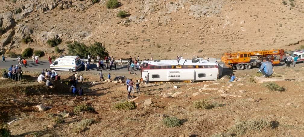 تصاویر حادثه واژگونی اتوبوس خبرنگاران