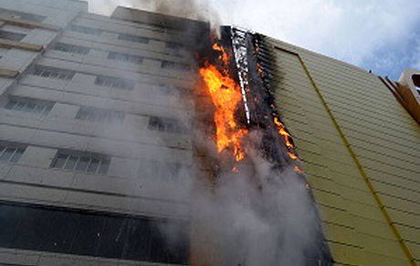 مجتمع تجاری-مسکونی در کیانپارس اهواز آتش گرفت / نجات ۶۰ نفر از حریق