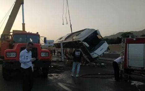 یک فوتی و ده‌ها مصدوم در تصادف یک دستگاه اتوبوس مسافربری با خودروی سواری در محور مواصلاتی نی‌ریز 