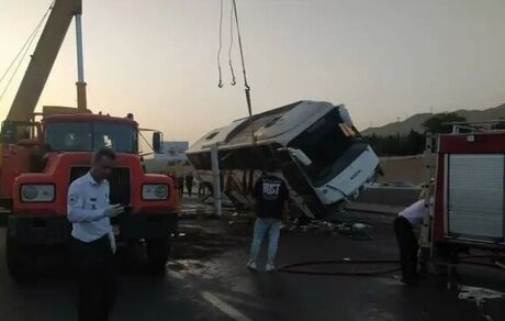 یک فوتی و ده‌ها مصدوم در تصادف یک دستگاه اتوبوس مسافربری با خودروی سواری در محور مواصلاتی نی‌ریز 