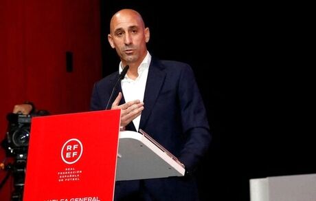 محرومیت سه ماهه رئیس فدراسیون فوتبال اسپانیا بخاطر رفتار نامتعارف با بازیکن بانوان