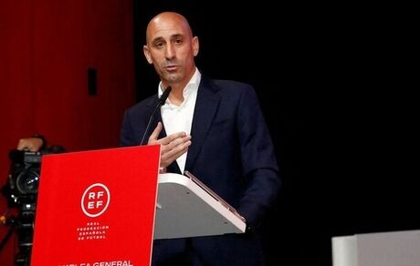 محرومیت سه ماهه رئیس فدراسیون فوتبال اسپانیا بخاطر رفتار نامتعارف با بازیکن بانوان