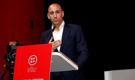 محرومیت سه ماهه رئیس فدراسیون فوتبال اسپانیا بخاطر رفتار نامتعارف با بازیکن بانوان