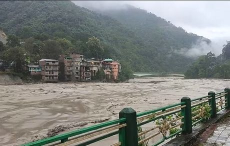 ناپدید شدن ۲۳ نظامی در سیل کشور هند