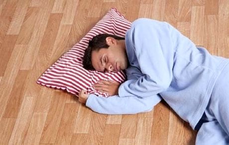 خوابیدن روی زمین مفید است یا مضر؟