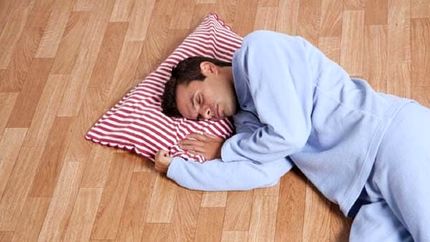 خوابیدن روی زمین مفید است یا مضر؟