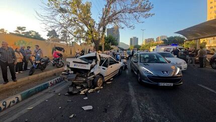 تصادف یک دستگاه اتوبوس شخصی با ۱۲ خودروی سواری در تهران
